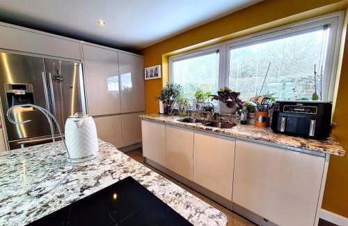 Grand Idyllic Hideaway Home With Hot Tub, Sleeps 8 - Foto 10