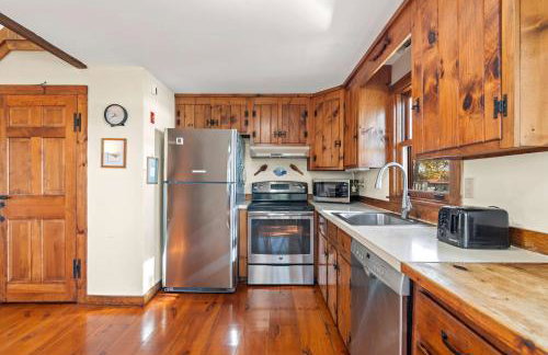 Waterfront on Swan Pond with Kayaks - Photo 3