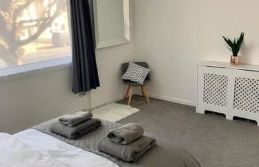 Aylesbury Apartment for Contractors and Holidays - FREE Parking for cars and vans - Foto 15