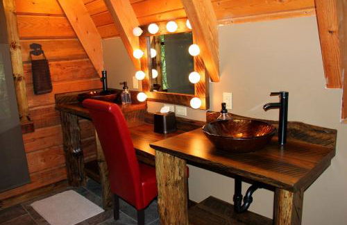 Rustic-Modern Log Cabin Getaway: Family-Friendly, Quiet Ranch, Wildlife at Your Door in Clyde, North Carolina - Foto 2