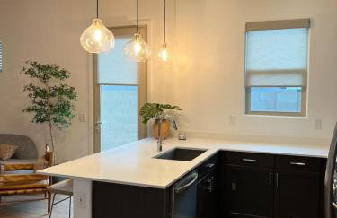 Luxury 1 BR Casita with Private Yard, Garage and WD - Foto 5