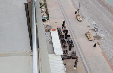 Stylish Rooftop Retreat with Hot Tub with Loutraki Beach - Foto 44