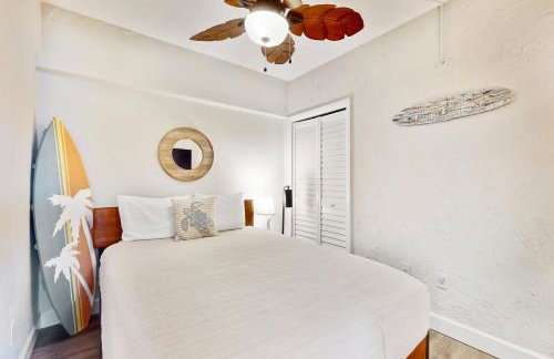 Modern oceanfront condo with outdoor pool, balcony, & washer/dryer - Foto 17