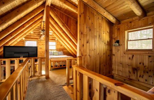 Poconos True Log Cabin with Sauna, Movie Theather, Hot Tub & Fire Pit! - Foto 26