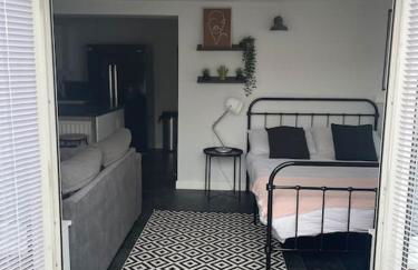 The Little Lodge - seaside town of Penarth nr Cardiff - Photo 7