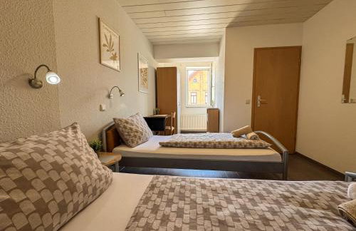 Family and Friends Worms - Photo 5