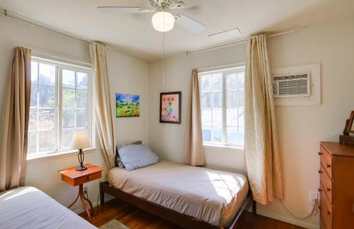 Fenced Yard and Grill Orville Cottage Near Trails! - Foto 15