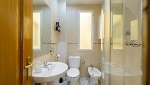 Amplio Piso en Madrid Centro con Vistas al Templo de Debod - Photo 4, towels, Shower