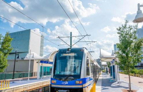 2BR Home with Fenced Backyard, Minutes to Uptown - Foto 22