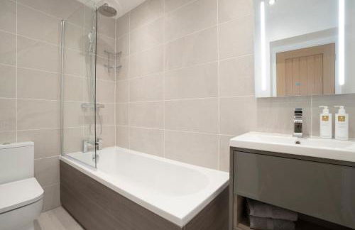 The Hideaway with Cosy Fireplace by LetMeStay - Foto 24