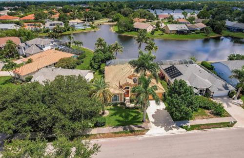 Spacious Naples Lakefront Pool Home Minutes from Downtown! - Foto 5