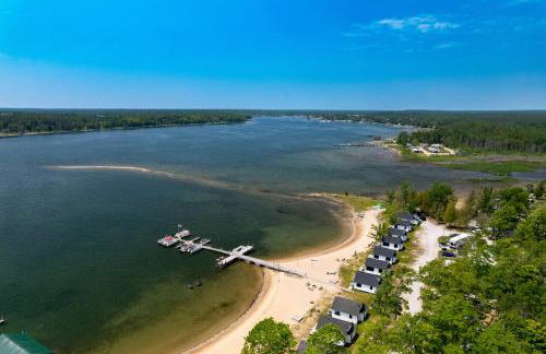 Steps to Lake Cedarville Cabin 12 with Shared Perks - Foto 39