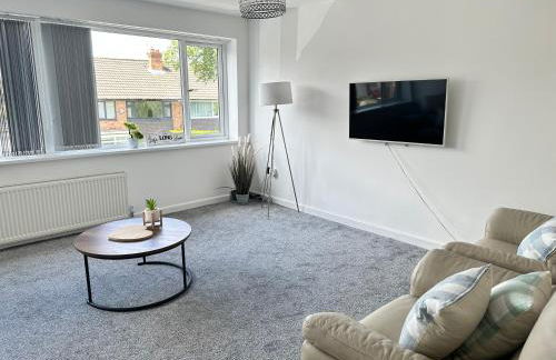 Cozy Family House 10 min from Manchester Airport - Photo 57