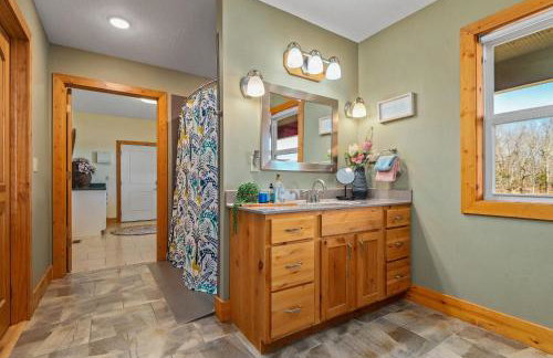 Ozark Retreat with Mountain Views Fire Pit & Deck - Foto 15