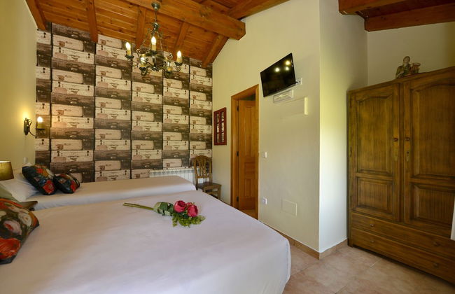 Piscina climatizada y cubierta 365 dias en Casa Rural con Encanto El Puentuco una de las casas mas valoradas de Cantabria - Foto 10