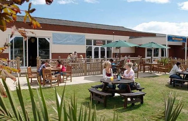 3-bed Homely Modern Caravan in Clacton-on-sea - Foto 14