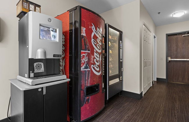 Sleek 2BR Downtown Retreat with Gym - Foto 43