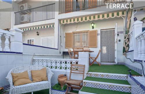 Sunny Coastal Retreat with Pool & Terrace - Foto 35