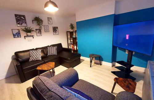 Spacious & comfy 4 bed house, 6 Beds, Free Private Parking & Wifi - Foto 41