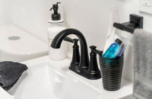 NYC Access 4BR Duplex Sleeps 10, Free Parking - Foto 58