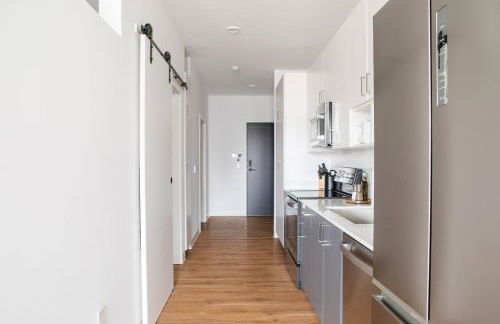 Chic East Side 1BR Apt with Balcony, Pool, and Gym - Foto 10