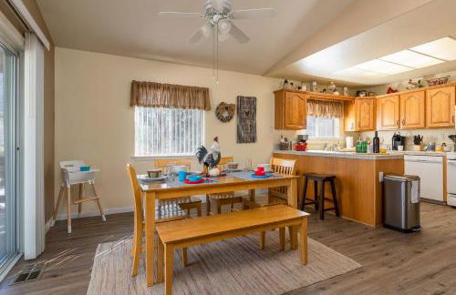 Lazy Squirrel - Cozy Family House with Full Game Room - Foto 11