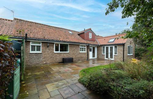 Hot Tub Free Parking 5 Bedroom Large Space - Photo 29