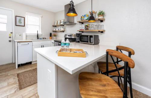 1 Block to Downtown - 7 min to beach - King bed & Free parking - Foto 6