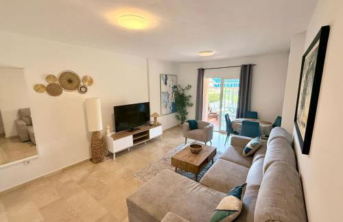 No1 - Beachfront Estepona, close to port, 2 bedroom, 2 bathroom, sleeps 5 - Photo 3