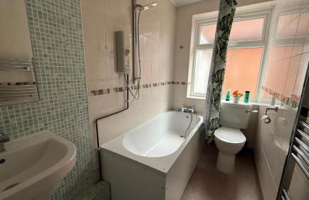 Stunning 3 Bedroom 2 Bathroom Bungalow by CozyNest - Photo 10