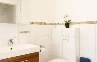 LETA Homes - Komfortables Gästehaus - eigene Parkplätze & Traumterrasse - Foto 6