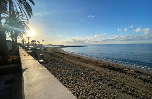 Marbella Beach Front Edificio Mayoral Centro Ciudad y Primera Línea Playa Muy Amplio y Espacioso - Foto 2