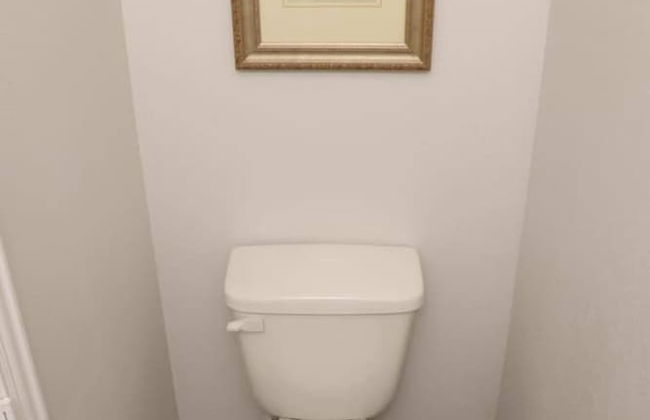 Spacious Home w Putting Green -for Extended Stays - Photo 14