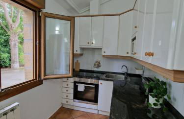 Apartamento familiar con jardín y parking privado - Foto 9