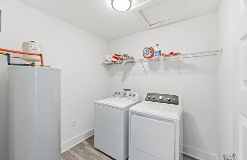 Modern Pine-Scented Retreat – 30 Mins to Beach! home - Foto 30