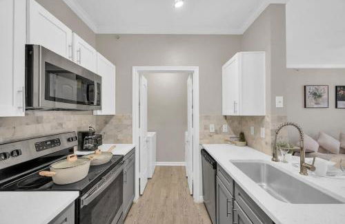 Charming 1BR Easy Access to The Woodlands - Photo 13