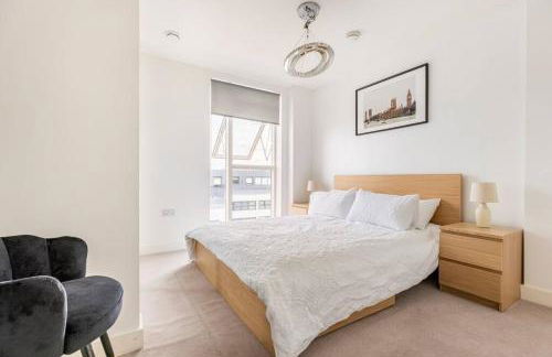 Stylish & Comfortable Top-Floor Flat in Harrow - Photo 18