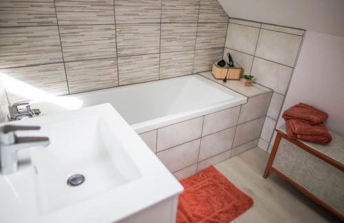 Longère rénovée avec charme, 5 chambres, grand jardin, proche du village, idéale pour 15 pers. - FR-1-410-355 - Foto 33