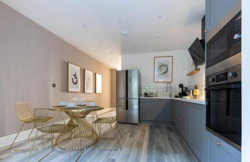 Luxury 1BR Seafront Apartment - Photo 11