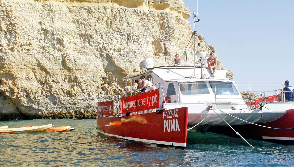Paseo en catamarán por las cuevas de Benagil con barbacoa
