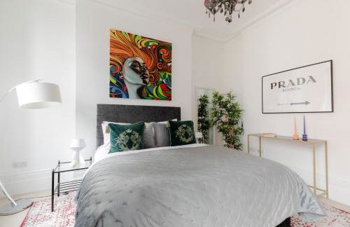 RARE FIND off Oxford St! SOHO 5bed Design House For XXL Groups - Photo 1