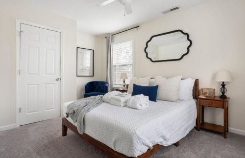 Capitol House - 3 Bed 1 Full and 1 Half Bath, Pet Friendly with Hot Tub walk to Lucas Oil Stadium - Foto 51