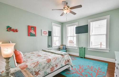 Coastal Blue Beach House with 3 Bedrooms and Just off the Seawall - Foto 20