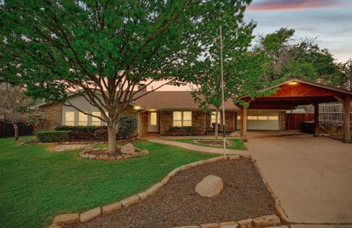 3-BD Backyard Oasis w Pool Patio Firepit - Foto 45