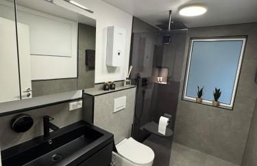 Luxus-Apartment im Herzen von Ludwigsburg - - WLAN - Klima - 24h Check-In - Waschmaschine - Terrasse - 200m vom Schloss und vom Ludwigsburger Marktplatz - - - Foto 1