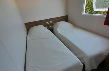 Mobil home camping les Charmettes 4 étoiles les MATHES en Charente Maritime prés du ZOO de la Palmyre 8 personnes tout confort 3 chambres 2salles de bains 2 WC Lave linge lave vaisselle Climatisation bien situé - Foto 7