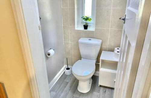 EasyRest - Spacious Detached House - 10 Beds - 5 Bedrooms - 4 Bathrooms - Secure Parking 5 Vehicles - Excellent Road Links - Perfect for Contractors & Large Groups - Foto 7