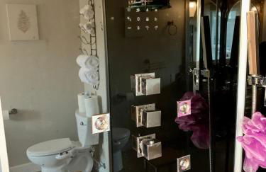 Stunning 3,400 sq ft Lake House w Boat Dock, Sauna, Steam Shower, and More - Foto 43