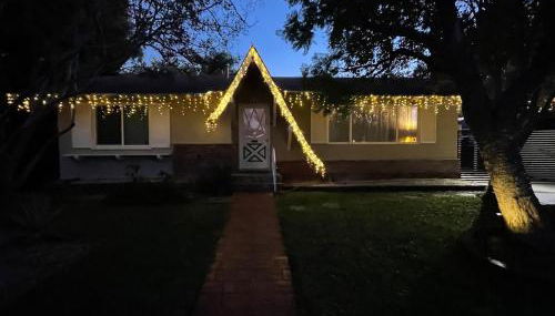 Granada Hills Private Unique Pool Luxury 4BR Family Retreat - Patio, Outdoor Dining, BBQ Grill, & Free Parking - Foto 4