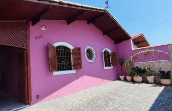 Casa Rosa de Peruíbe - Casa de Temporada 3 dormitórios, 10 hóspedes, piscina, wi-fi, netflix, 800 metros da praia - Photo 2